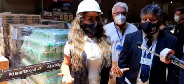 Presidenta de Aduana indicó que se pidió la restitución de ropa de trabajo porque son "Activos de la Entidad"