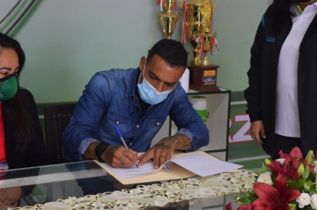 William Ferreira estampó su firma por un año 