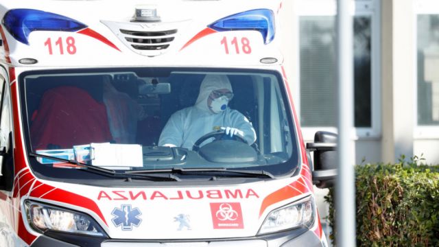 "Apágalas o te disparo": la mafia prohíbe a las ambulancias de Nápoles usar sirenas porque le impiden traficar drogas