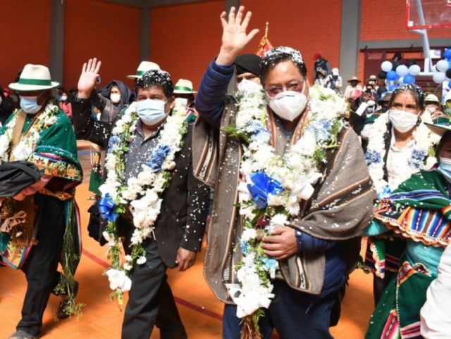 Presidente Arce entrega coliseo cerrado en Vichajlupe-Oruro