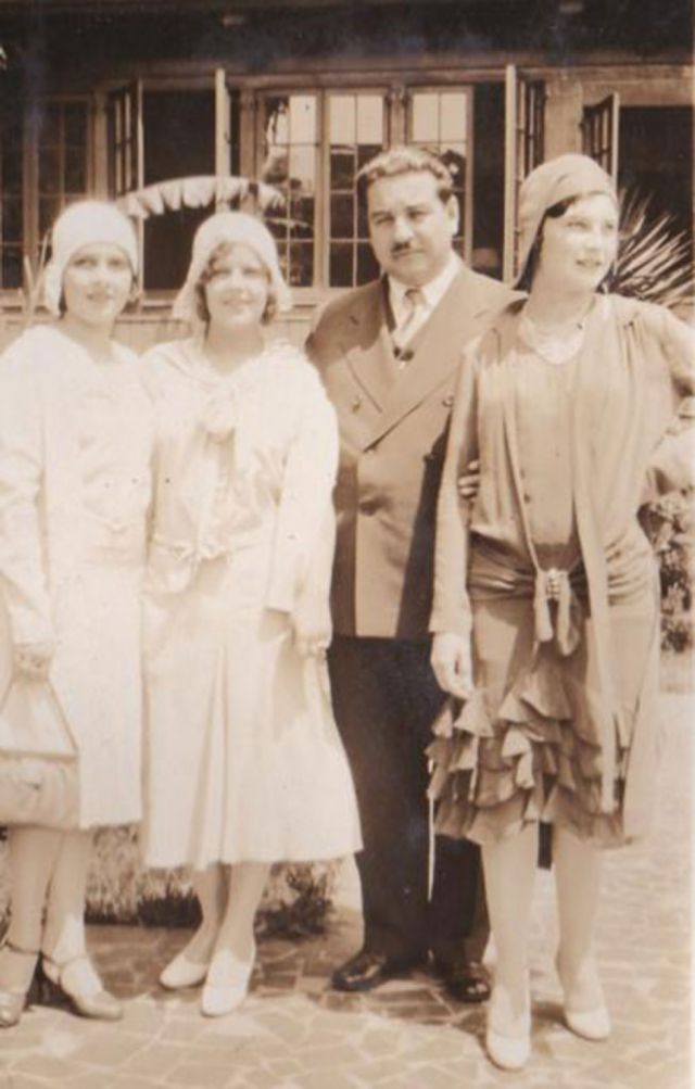 Rosa Pizarro  (la primera), acompañada de Gastón Andrade, representante Latinoamericana para el concurso de belleza