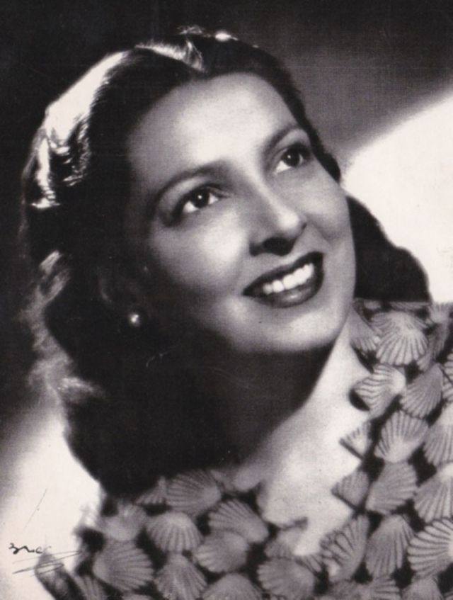 Rosa Pizarro Aráoz, cabello negro y sedoso como ala  de cuervo. Ojos de obscuro color coñac.