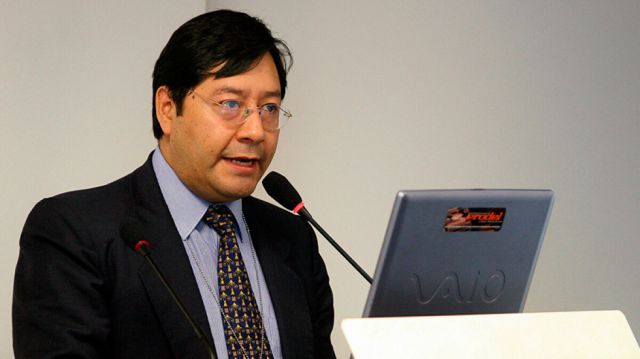 Arce se entrega a Facebook y Google para vender su gestión