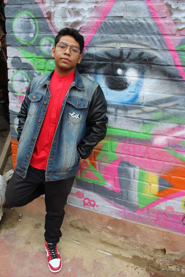 Dante junto a un mural  en su casa