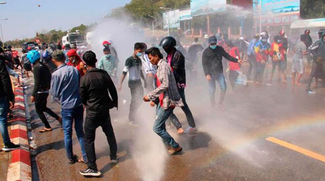 Policía de Myanmar dispara para dispersar protesta