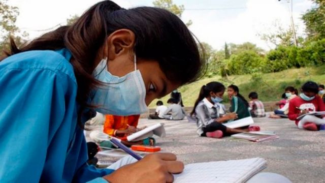 Llaman a diálogos de educación para adolescentes