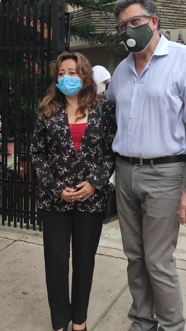 Andrés junto a su esposa Janeth