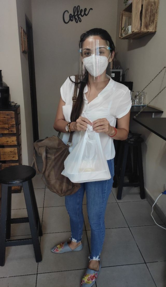 Valentina Reinoso llevando tartas para el té en casa.