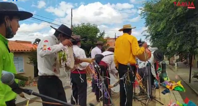 Al son del erque y la caja, músicos recorren los barrios de Tarija en carroza