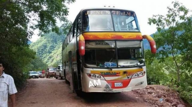 Derrumbes restringen paso en El Angosto de Tarija