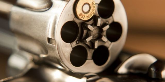 Un sujeto, en La Paz, pierde la vida tras jugar la ruleta rusa
