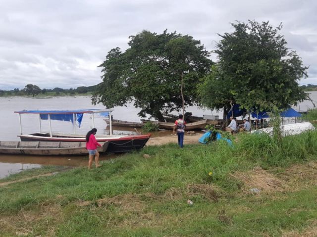 Socorren a damnificados por inundación de laguna La Bomba en Trinidad