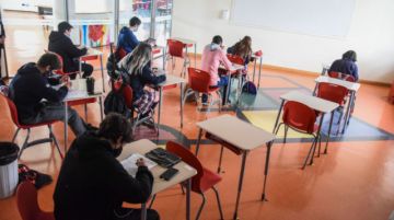 Sube de tono polémica por vuelta a clases en Chile