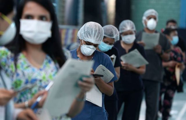Perú: Escándalo por vacunar a los servidores públicos
