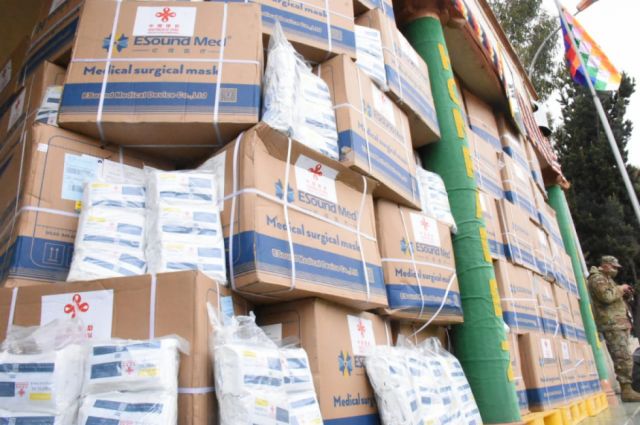 Bolivia recibe 2 millones de barbijos y un hospital móvil donados por China para lucha contra el COVID-19
