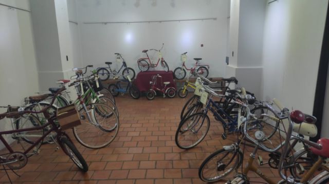 Sala con variedad de bicicletas 