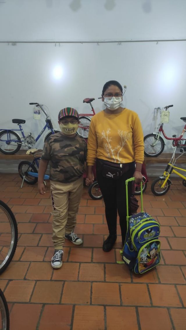 Erika Pérez dando una vuelta con su sobrino Jassiel Muguertegui