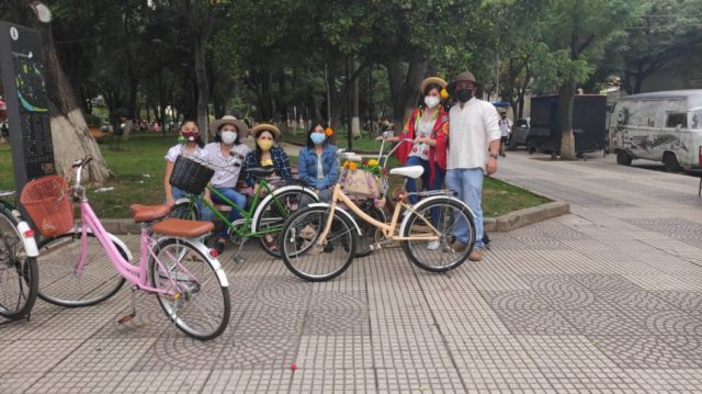 El grupo de ciclistas aguardando la partida.
