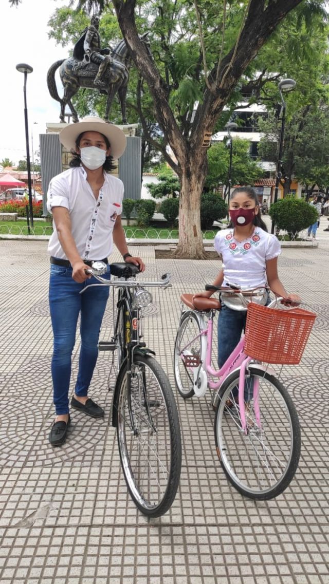 Los hermanos Aldo y Minerva Torrez.