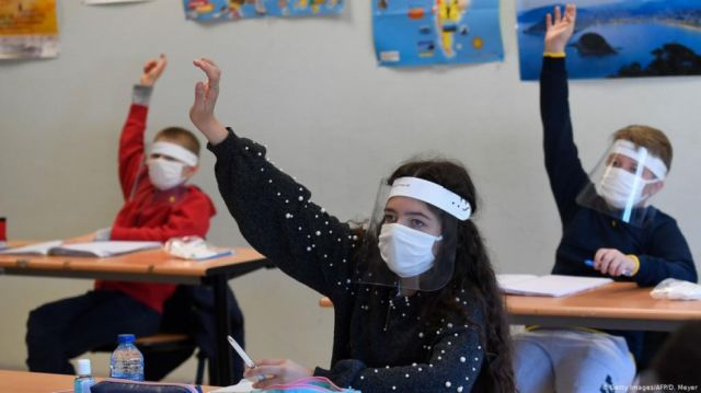 Estudiantes alemanes regresan a las escuelas pese al aumento de los casos de coronavirus
