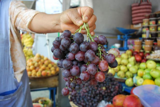 Bajos precios golpean a tres mil viticultores de Uriondo