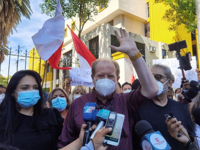 Oliva denuncia persecución judicial a las puertas del Tribunal de Justicia de Tarija