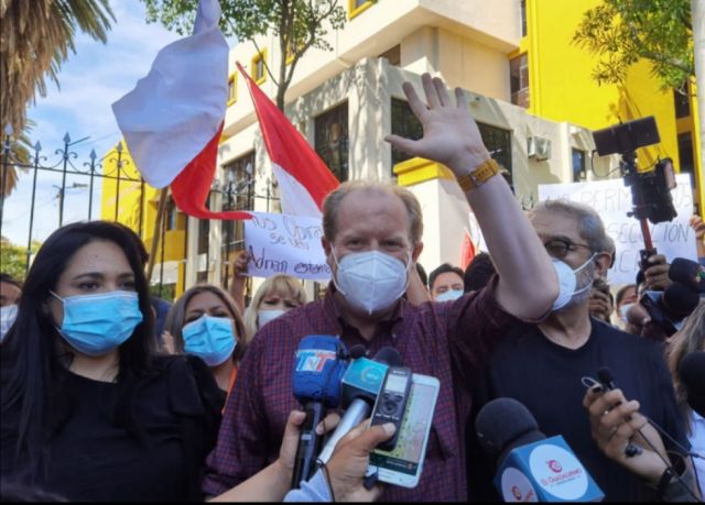 Oliva evita aprehensión y denuncia persecución política 