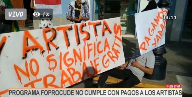 Artistas bloquean carril de plaza principal de Tarija, exigen pago de la Gobernación