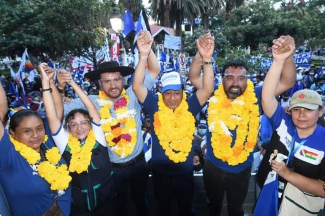 Arce vuelve a unir vacunas  Covid y campaña en Tarija