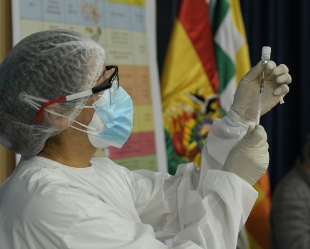 COVID-19: Vacunan a personas con enfermedad de base en Chuquisaca