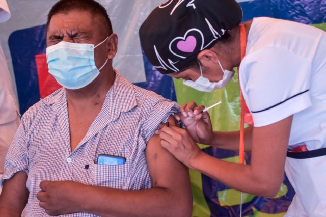 Gobierno niega vacunación clandestina contra la Covid