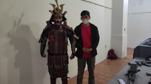 El expositor Moisés Torrez junto a una de sus creaciones: armadura samurái a base de cartulina.