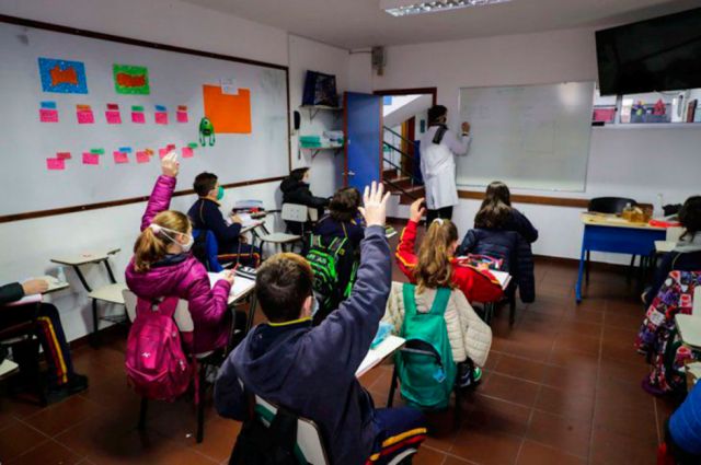 Inician clases presenciales con menos docentes