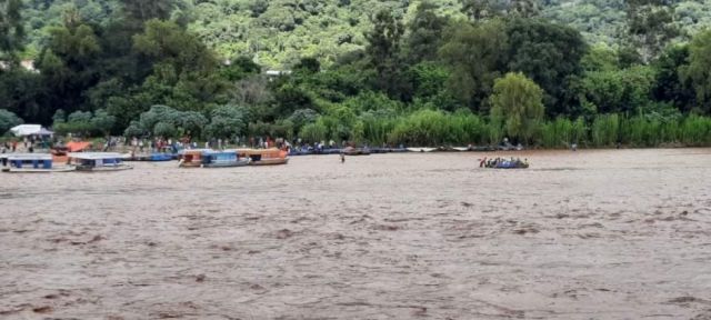 Calculan seis desaparecidos, luego que gomón fuera arrastrado por el río Bermejo