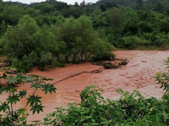 Viviendas en Yaguacua - Yacuiba se inundaron por desborde de quebrada