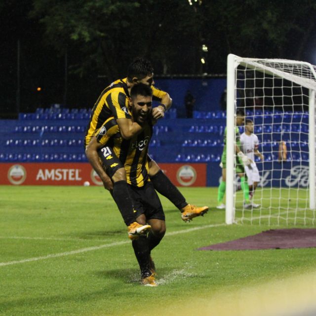 Guaraní de Paraguay deja en el camino a Royal Pari