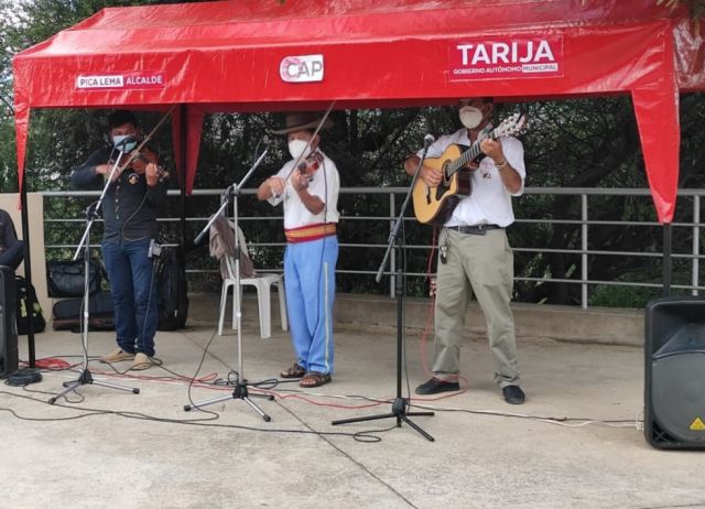 Músicos de la Orquesta de Violines de la Escuela de Música “Pastor Achá Martínez”.