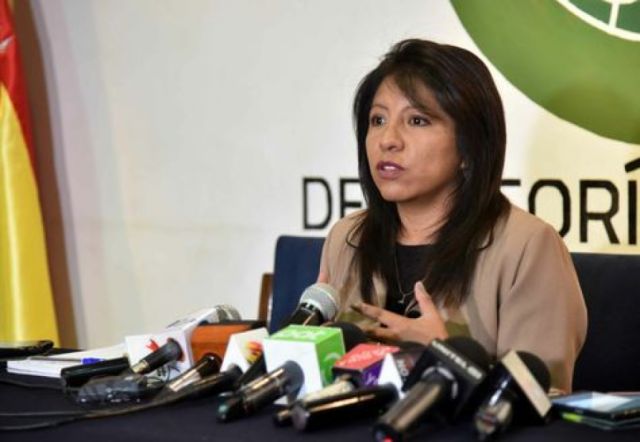 Defensoría resalta las largas filas y la falta de medida de bioseguridad en las subnacionales