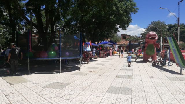 Pese a restricciones, en el barrio Avaroa hay feria y juegos