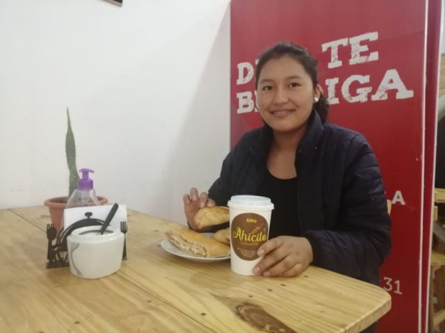 Zulma Constancio Padilla combatiendo el frío con un café.