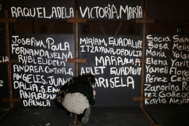 Activistas pintan barreras con nombres de mujeres víctimas