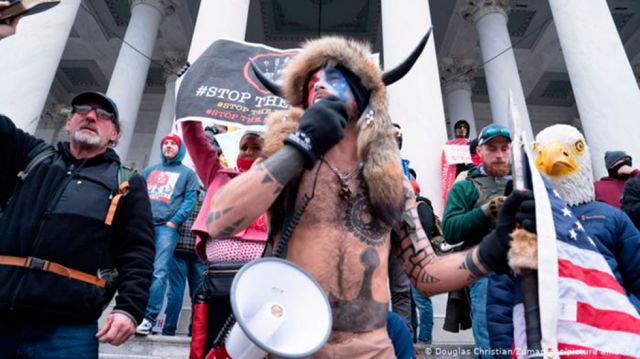 Niegan libertad hombre que asaltó el Capitolio