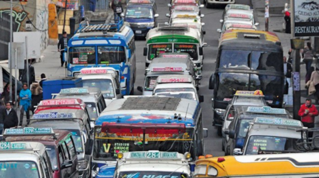 Transportistas de La Paz protestan en demanda de la renuncia del Viceministro del área