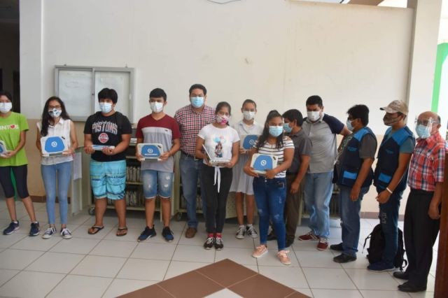 Director quiebra en llanto en plena entrega de Kuas en Villa Montes  (Video)