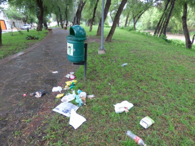 Basura en parques y plazas de la ciudad