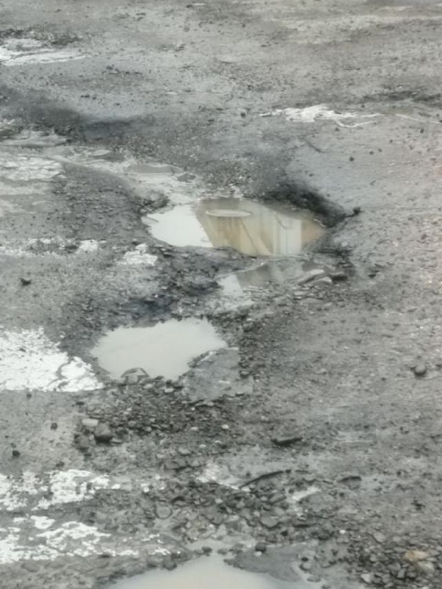 Baches en el asfaltado requieren refacción de la Alcaldía
