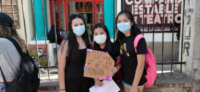 Florencia Frigerio, Susann Baldiviezo y Daniela Vidaurre antes de iniciar la marcha.