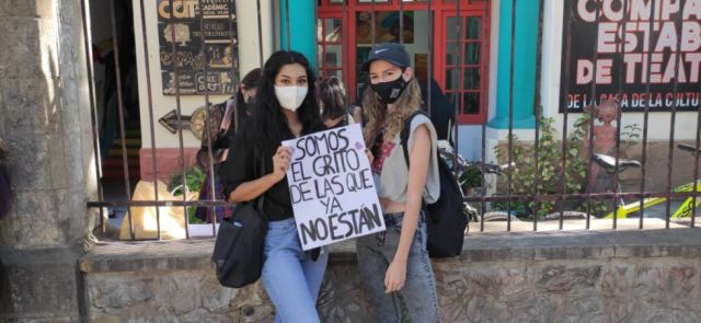 Katherine Clavel y Camila Moscoso fueron de las primeras en llegar.