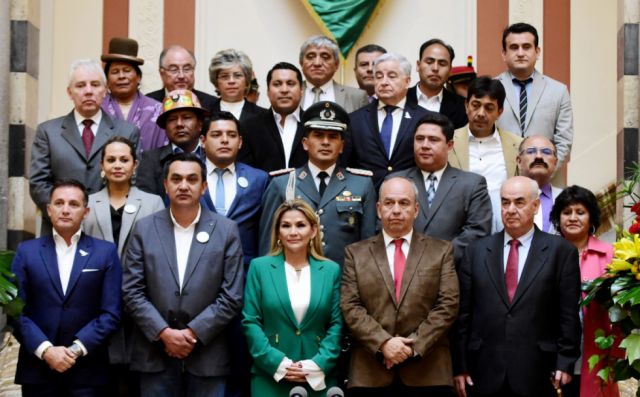 Emiten orden de aprehensión contra Áñez y tres exministros