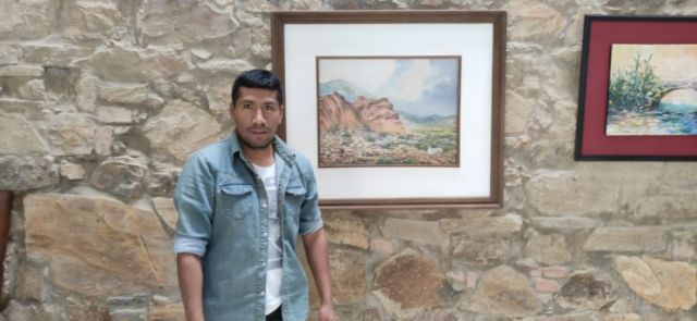 Denavio Méndez (Tarija) con una pintura de Camargo al óleo.